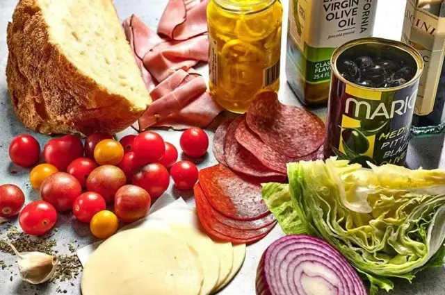 مواد غذایی کنار هم چیده شده که برای تهیه سالاد ایتالیایی استفاده می‌شوند