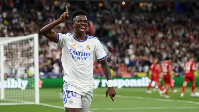 فينيسيوس جونيور محتفلا بهدفه في مرمى ليفربول