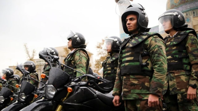 Wanajeshi wa kujitolea wa Basij wakiwa kwenye gwaride na pikipiki mjini Tehran, 2022