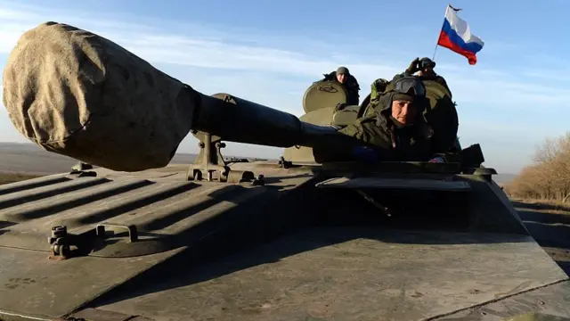 Військові з російським прапором