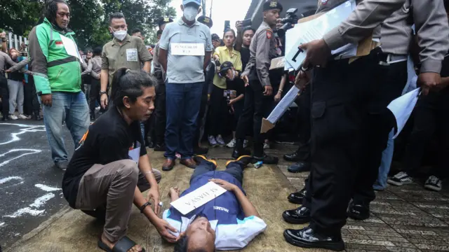 Sejumlah polisi melakukan rekonstruksi ulang kecelakaan di Jalan Srengseng Sawah, Jagakarsa, Jakarta Selatan, Kamis (2/2)