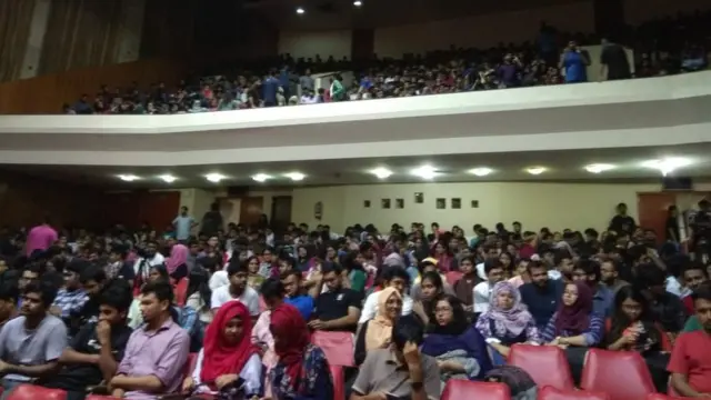 উপাচার্যের বক্তব্য শুনতে বুয়েট অডিটরিয়ামের ভেতরে ও বাইরে শত শত শিক্ষার্থী হাজির ছিলেন।