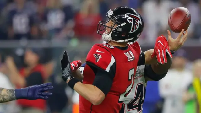 Matt Ryan pierde la pelota ante el acoso de Hightower.