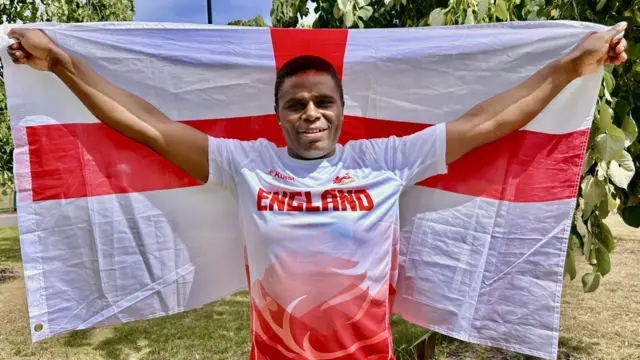 Madias Ngake brandissant un drapeau anglais