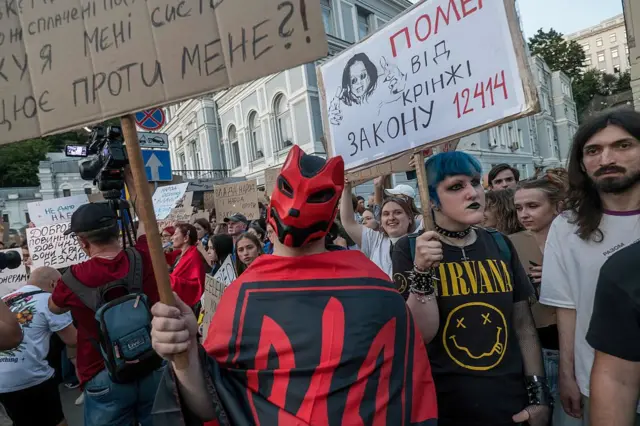 Валентин у масці і з плакатом