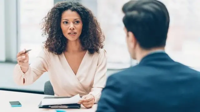 Mulher em negociação com homem