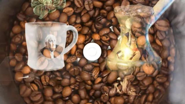 Ọpọ eso Coffee ati ife kan ni aarin rẹ