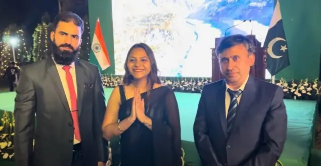 भारतातील पाकिस्तानी उच्चायुक्तालयाच्या डिनर पार्टीमध्ये ज्योती मल्होत्राचा एक फोटो