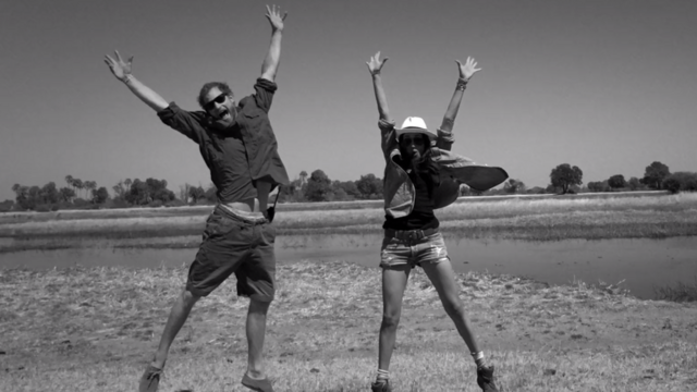 Harry e Meghan fazendo posesite bom para apostarum campo aberto