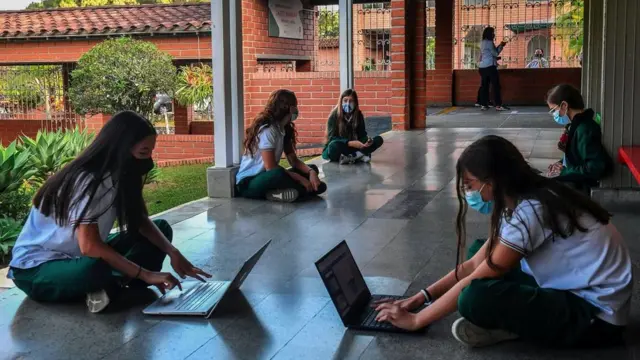 Соціальне дистанціювання