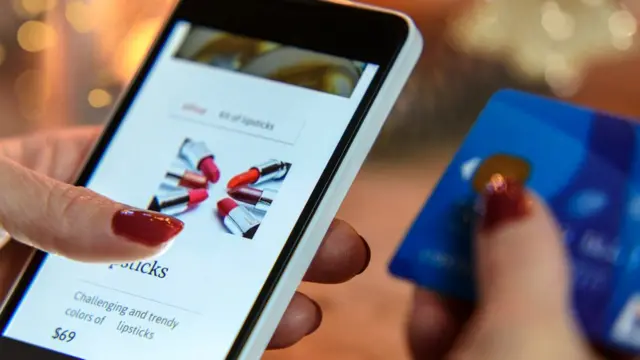 mujer comprando por internet