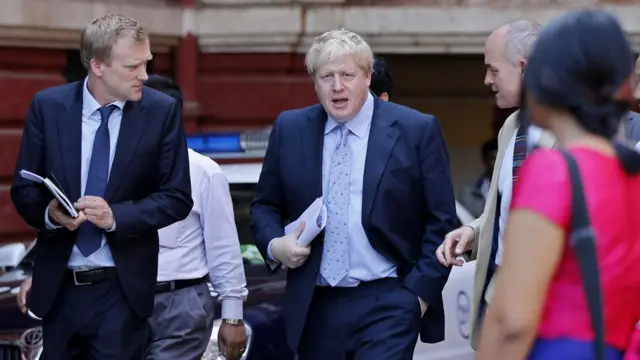 بوریس جانسون، وزیر خارجه بریتانیا گفته است فرمان اجرایی دولت آمریکا "اشتباه و تفرقهانگیز" است و مردم نباید به خاطر ملیتشان "لکهدار" شوند.