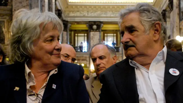 Lucía Topolansky e José "Pepe" Mujica se olham durante eventobonus de apostas para futebolconstrução histórica