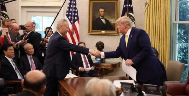 Tổng thống Trump bắt tay Phó Thủ tướng Trung Quốc Lưu Hạc.