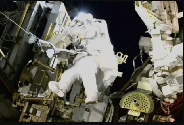 Qorattota hawaa NASA uggura baatii torbaa booda wayita xiyyaran alatti sochii deemsa hawaa keessaa irratti taasisan