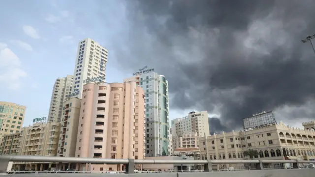 Humo se eleva tras el lanzamiento de un ataque con misiles por parte de Irán contra la sede de la Quinta Flota de la Marina de Estados Unidos en Manama, Bahréin, el 28 de febrero de 2026.