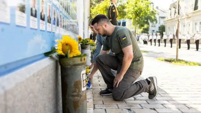 Zelensky lay flowers to commemorate fallen soldiers