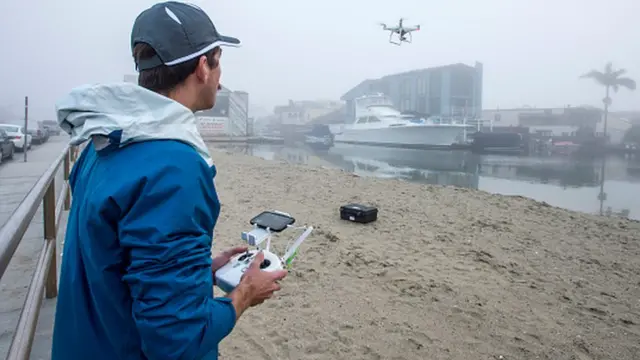 డ్రోన్ ఎగురవేస్తున్న రీసెర్చర్