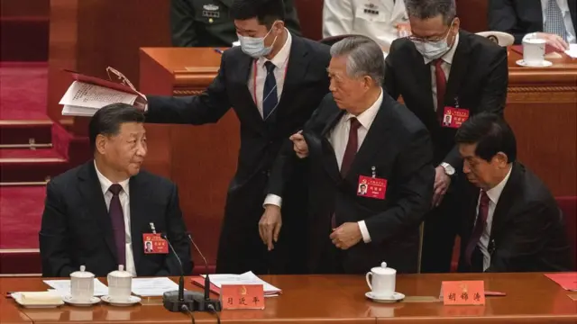 Xonadagi ofitsiantni sikdi