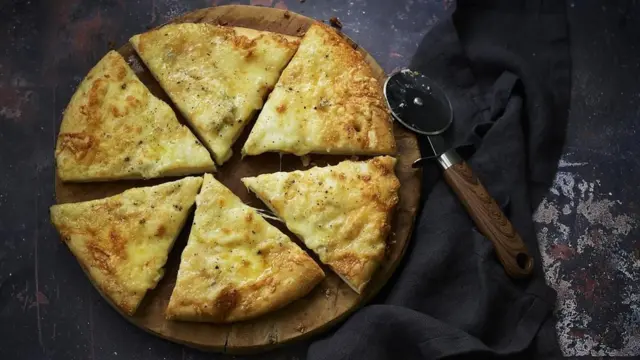 Une pizza quatre fromages