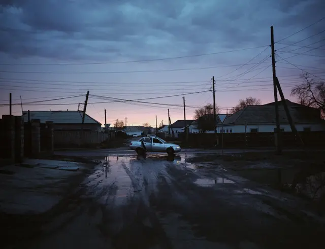 Toranlıqda yolda durmuş avtomobil