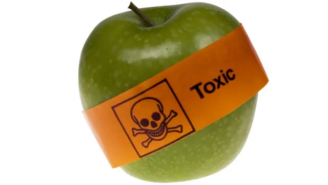 Una manzana con un signo de tóxico