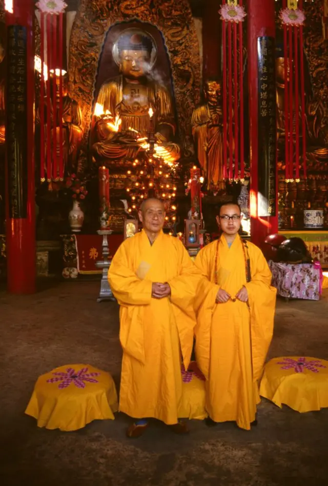 صورة تعود لعام 1986 لراهبين بوذيين في معبد هوايتينغ بمدينة كونمينغ في إقليم يونان في الصين