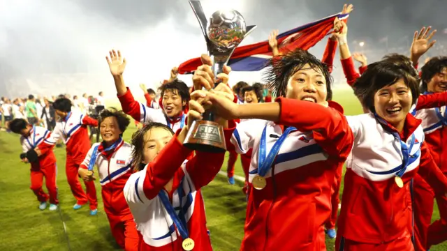 Jogadoras da Coreia do Norte comemorando a vitória na Copa do Mundo Feminina Sub-207games aplicativo bet2016