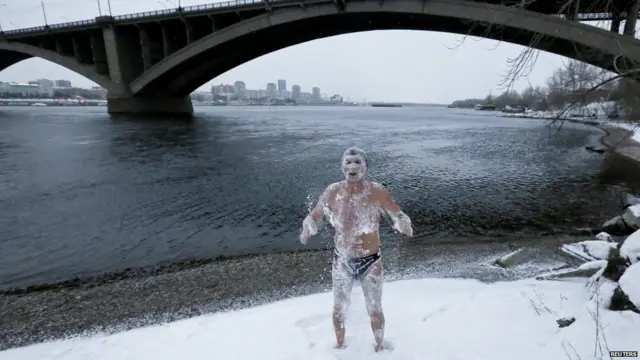 สมาชิกกลุ่มนักว่ายน้ำหน้าหนาวถ่ายรูปนี้หลังจากลงว่ายในแม่น้ำเยนีเซย์ ในรัสเซีย เมื่อวันที่ 4 ธ.ค.