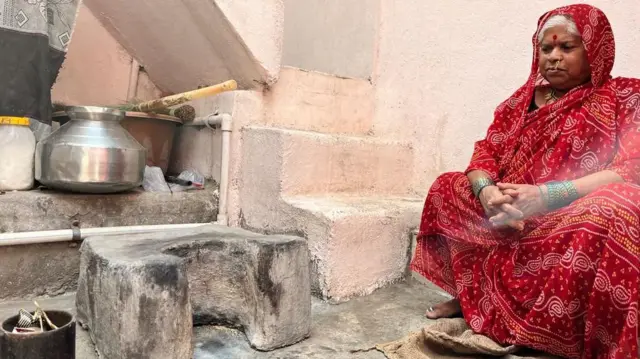 बबनबाई बागल यांच्या घरातील चूल आता बंद झाली आहे.