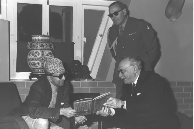 राजा महेन्द्रलाई आफूले ल्याइदिएको विशेष उपाहर दिँदै सजार