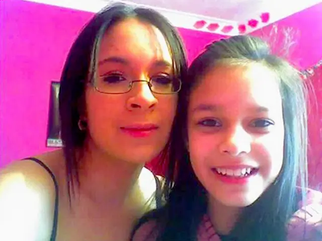 자신의 어머니 레카 쿠마리 베이커로부터 살해당한 16세 다비나(왼쪽)와 13세 자스민 자매