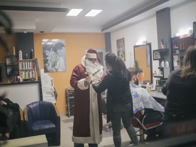 Deda Mraz u frizerskom salonu