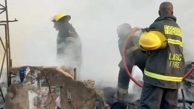 Awọn oṣiṣẹ panapana ni ọja Akere l'Eko