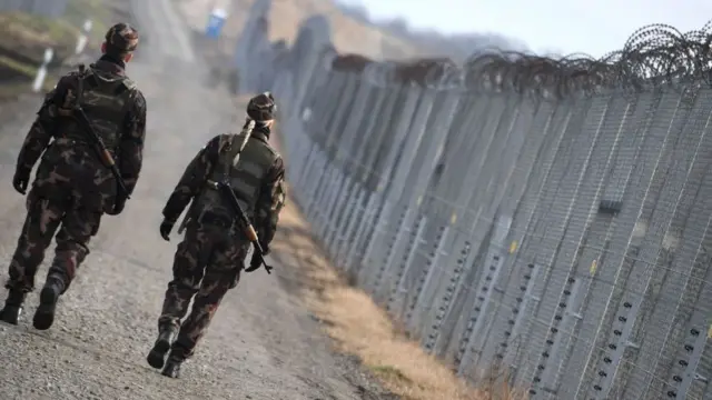 Vallas en la frontera de Hungría con Serbia.