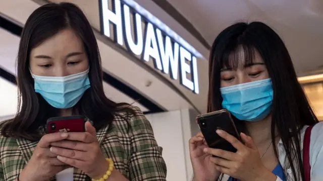 চীন-মার্কিন বৈরিতার কেন্দ্রবিন্দুতে রয়েছে প্রযুক্তি কোম্পানি হুয়াওয়েই।