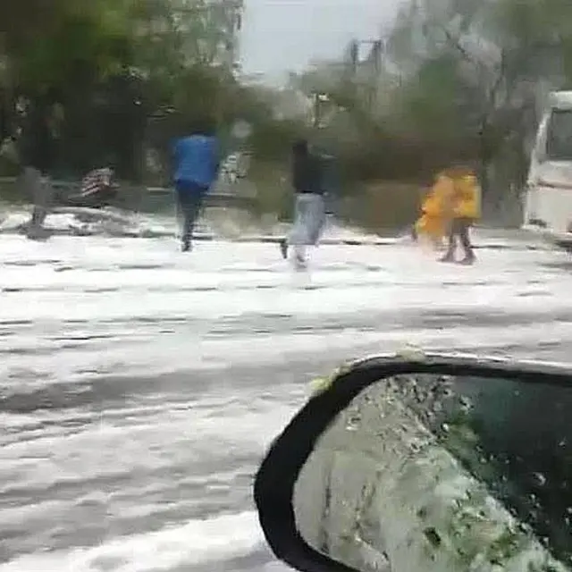 রাস্তায় অনেকেই বরফ নিয়ে হৈহুল্লোড়ে মেতে ওঠেন