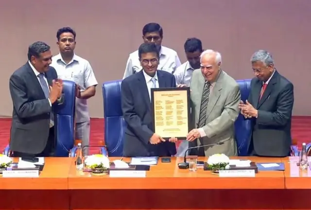 अनेकांच्या मते चंद्रचूड यांची कारकिर्द संमिश्र राहिली आहे.