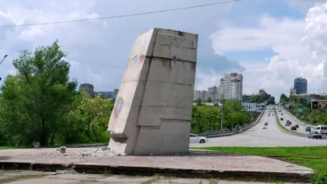 ලෙනින් යුක්රේනයෙන් සමුගනියි