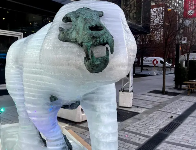 Fotografia mostra esculturapokerstars esgelo com urso polar derretendo e deixando caveira exposta