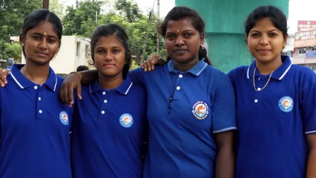 சரண்யா தனது குழுவுடன்