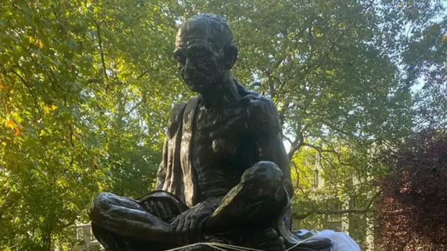महात्मा गांधीजींचा लंडनमधील पुतळा
