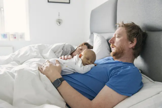 Waalidiin badan ayaa caruurtooda bara in waqti isku mid ah ay baraan inay seexiyaan amaba ay naas nuujiyaan