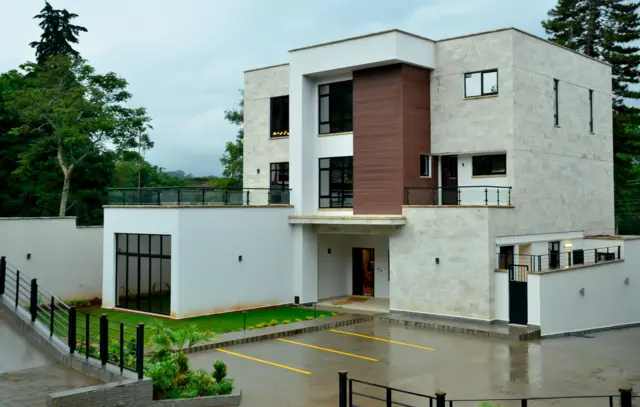 ትካል ከንኣን ካብ ዝሰርሖም ገዛውቲ