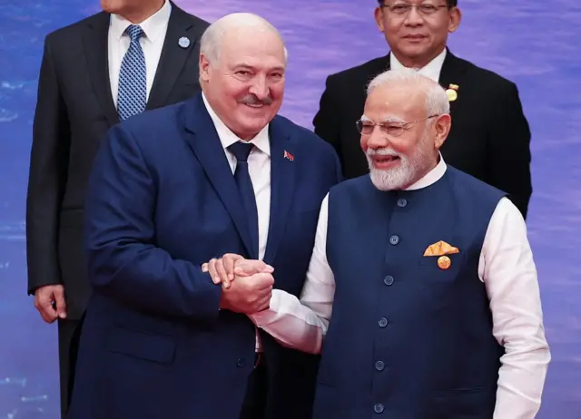 பெலாரஸ் அதிபர் அலெக்சாண்டர் லுகாஷென்கோவுடன் உரையாடும் இந்திய பிரதமர் நரேந்திர மோதி  Belarus' President Alexander Lukashenko and India's Prime Minister Narendra Modi interact during a family photo of the Shanghai Cooperation Organization