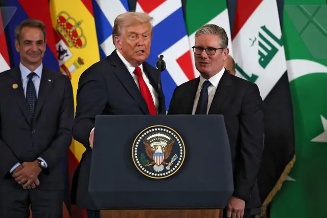 ABD Başkanı Donald Trump (sağda) ve İngiltere Başbakanı Keir Starmer, 13 Ekim 2025'te Şarm El-Şeyh'te düzenlenen Gazze zirvesinde fotoğraf çektirirken konuşuyorlar.