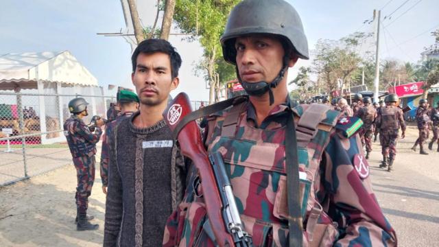 আশ্রিতদের বাসে করে ইনানী জেটি ঘাটের কাছে নিয়ে যাওয়া হয়।