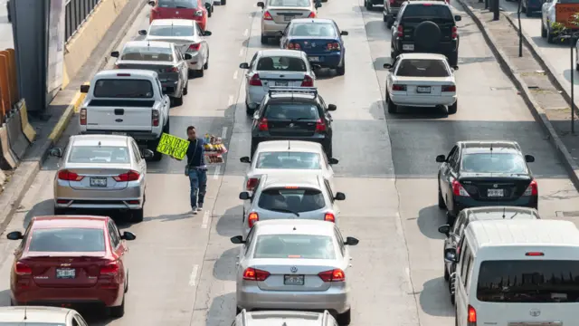 Fila de autos en Ciudad de México y un vendedor ambulante