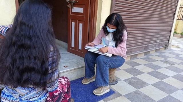 विवरण टिप्दै गणक।