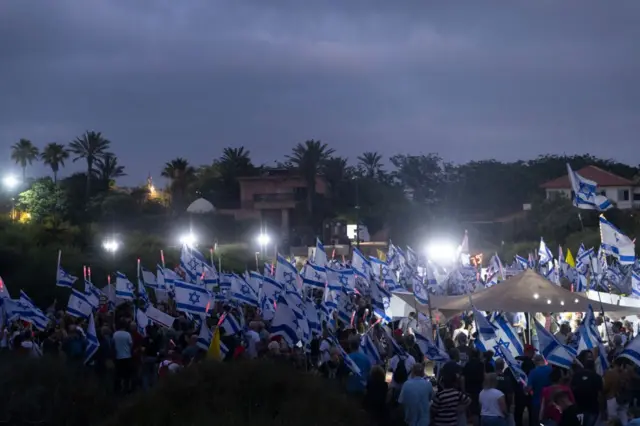 အစ္စရေးမြို့ကြီးတွေမှာ စနေညတိုင်း ဆန္ဒပြနေ